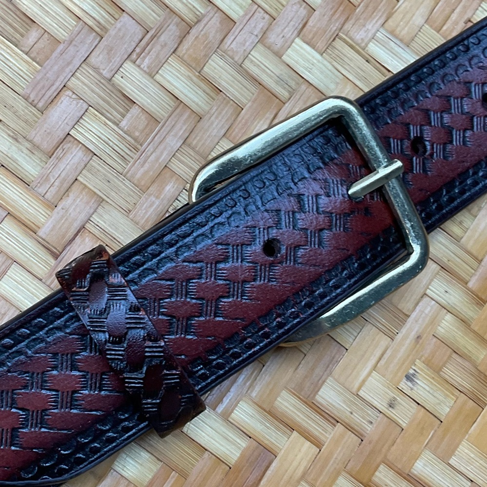 Men’s brown leather woven pattern gold buckle NEW Size 40